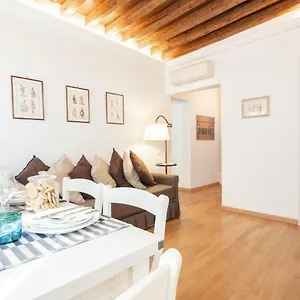 https://casa-claudia-ai-frari.hotelinveneto.com